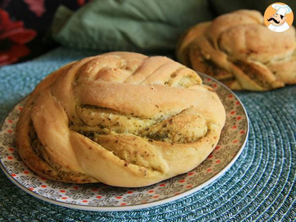 Flätade brödrullar med grön pesto