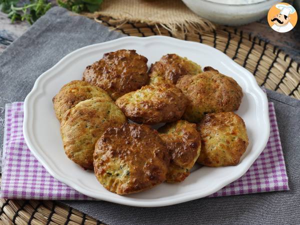 Friterade zucchinifritters med yoghurt och fetaostsås - foto 2