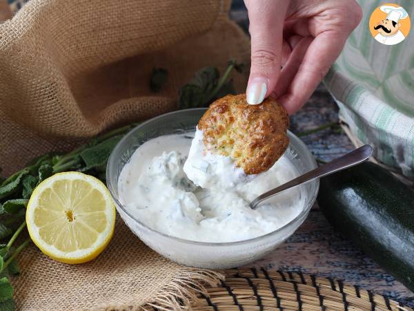 Friterade zucchinifritters med yoghurt och fetaostsås - foto 3