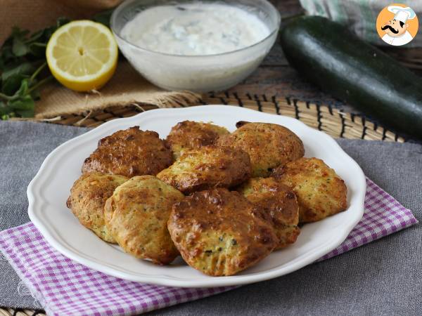 Friterade zucchinifritters med yoghurt och fetaostsås - foto 4