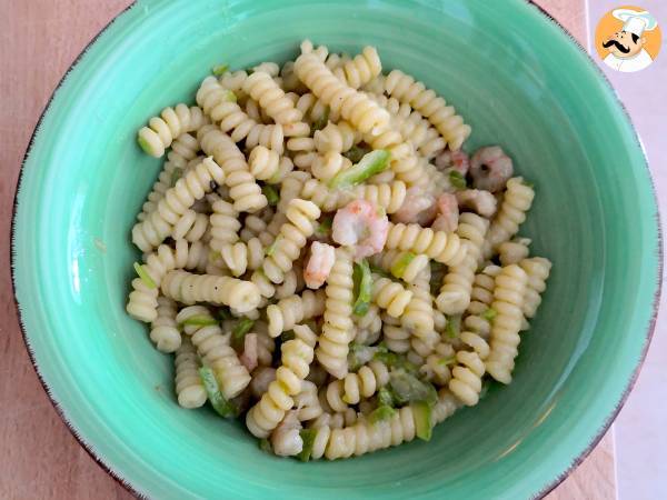 Fusilli med zucchini, räkor och ingefära