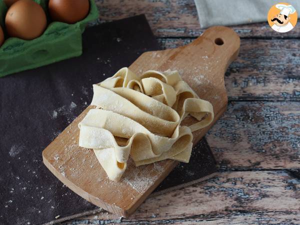 Hemlagad äggpappardelle: receptet förklaras steg för steg