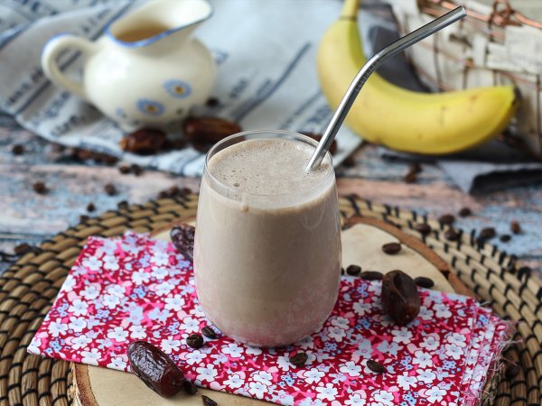 Kaffe och dadelsmoothie för att väcka dig!