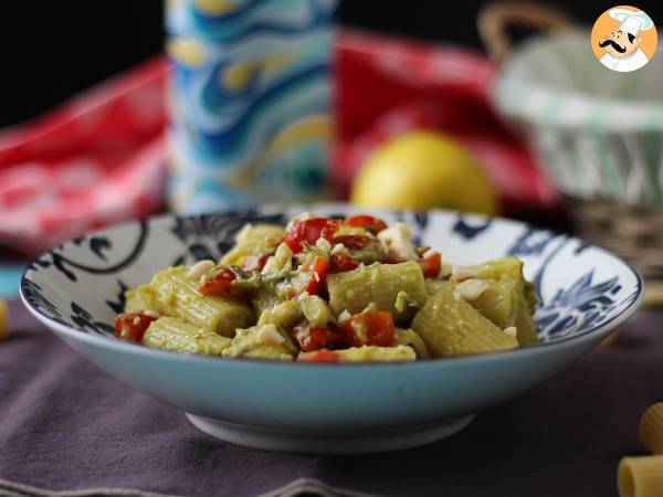 Kall pasta med avokadokräm, mandlar och körsbärstomater: vegetarisk och mycket god!