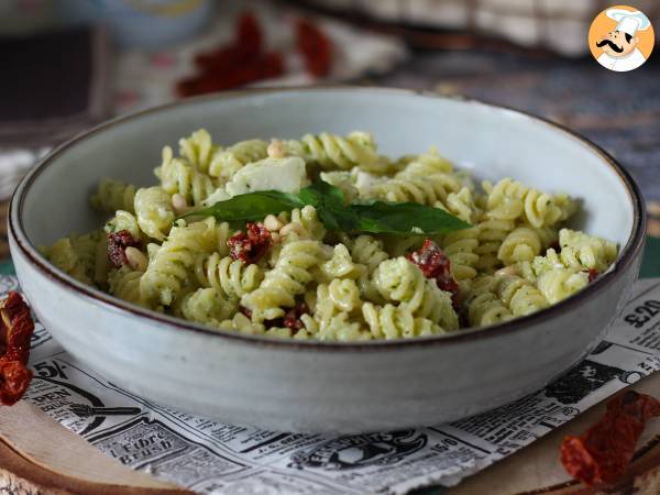 Kall pasta med zucchinipesto, buffelmozzarella och soltorkade tomater