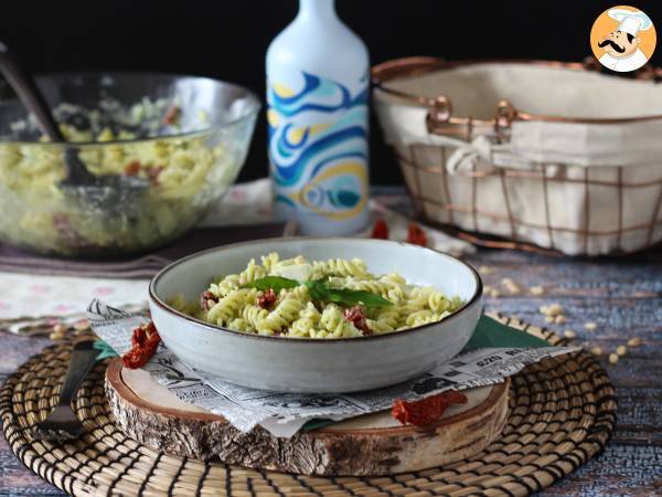 Kall pasta med zucchinipesto, buffelmozzarella och soltorkade tomater - foto 3