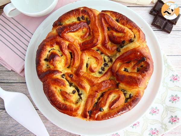 Kinesisk brioche, fylld med vaniljsås och chokladbitar