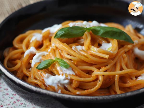 Krämig pasta med burrata och körsbärstomater