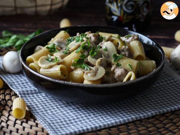 Krämig pasta med champinjoner och korv