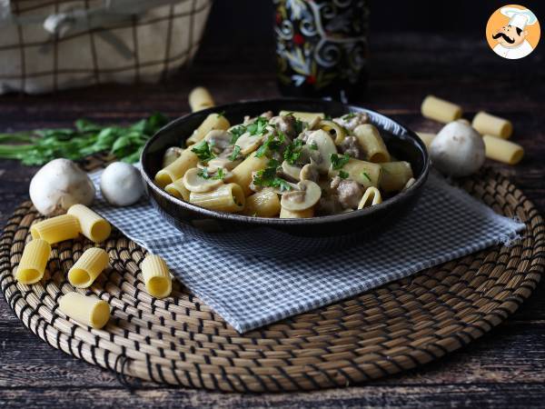 Krämig pasta med champinjoner och korv - foto 2