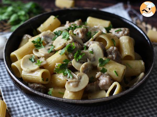 Krämig pasta med champinjoner och korv - foto 3