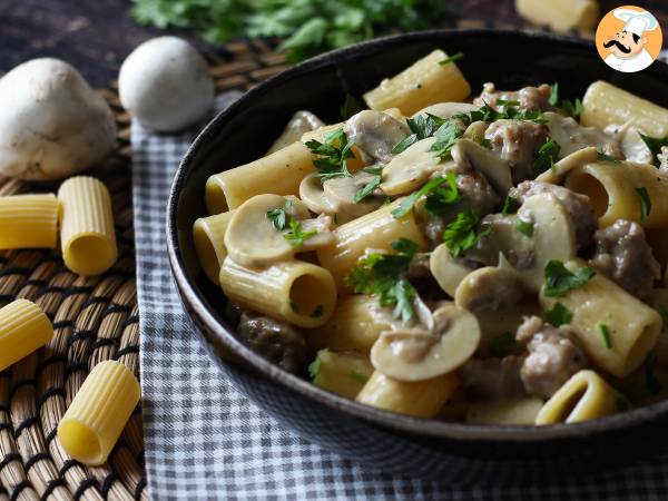 Krämig pasta med champinjoner och korv - foto 4