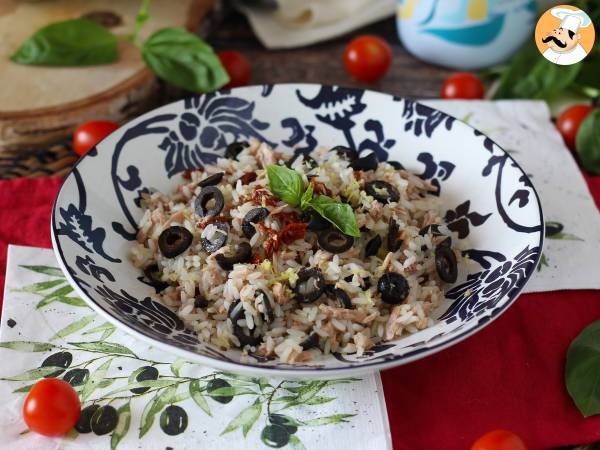 Medelhavsrissallad: tonfisk, oliver, soltorkade tomater och citron