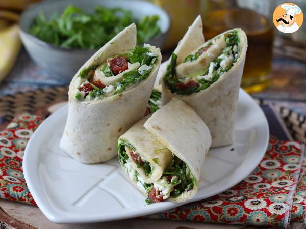 Medelhavswrap fylld med hummus, rucola, paprika och fetaost