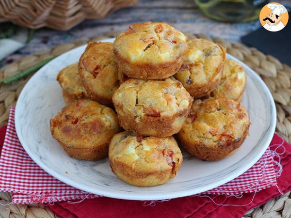 Muffins med tonfisk, tomat och fetaost