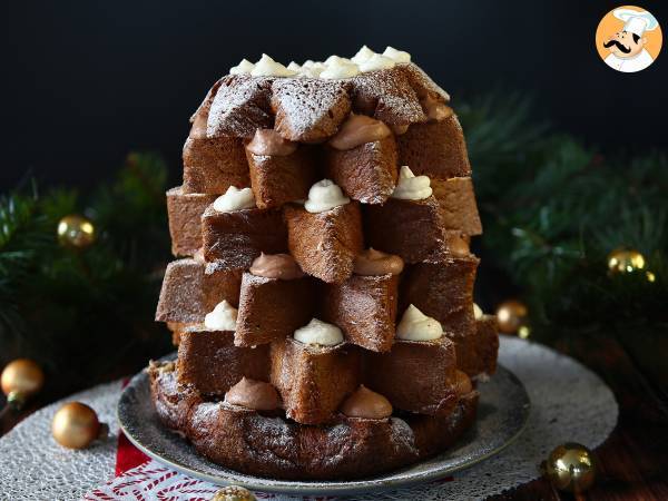 Pandoro brioche fylld med Nutellakräm och vaniljkräm i form av en julgran