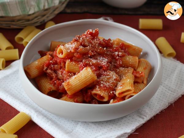 Pasta all'amatriciana, det traditionella receptet förklarat steg för steg