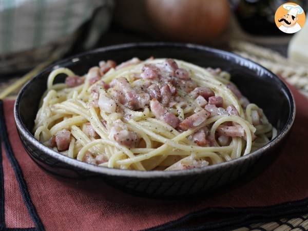 Pasta med bacon: lätt, billigt och krämigt