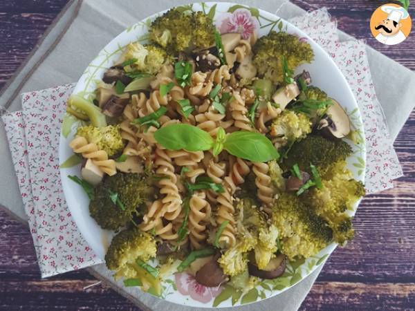 Pasta med broccoli, champinjoner och basilika