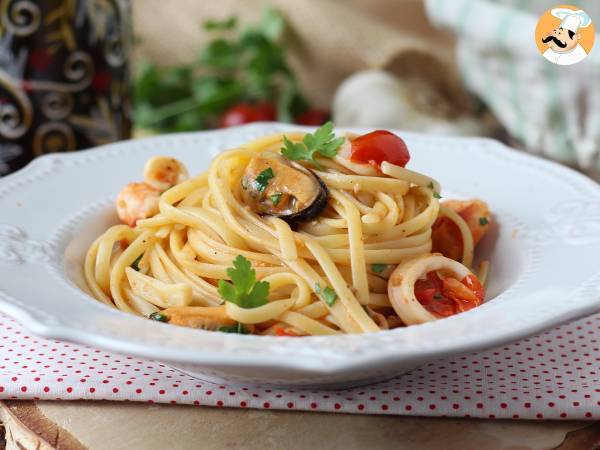 Pasta med frysta skaldjur, den välsmakande och mycket snabba första kursen