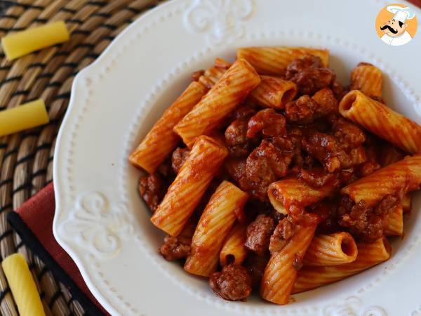 Pasta med korvsås: en enkel rätt med intensiv smak