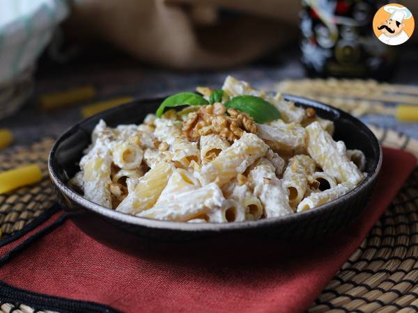 Pasta med ricotta och valnötter: krämig och knaprig