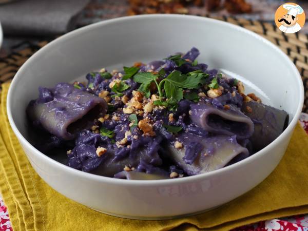 Pasta med rödkål och valnötter, en vacker och lättlagad huvudrätt