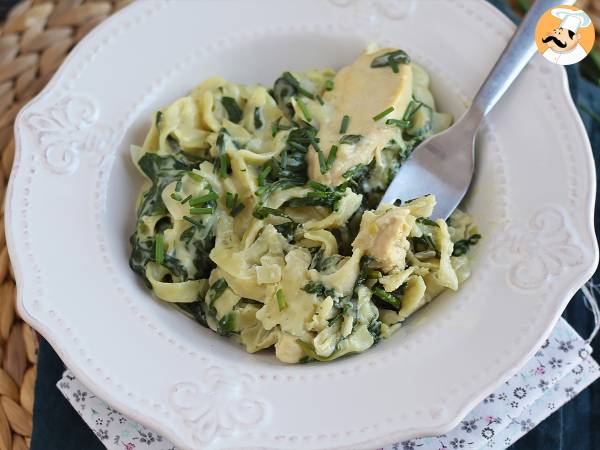 Pasta med spenat, getost och kyckling i en gryta