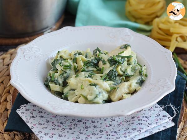 Pasta med spenat, getost och kyckling i en gryta - foto 2