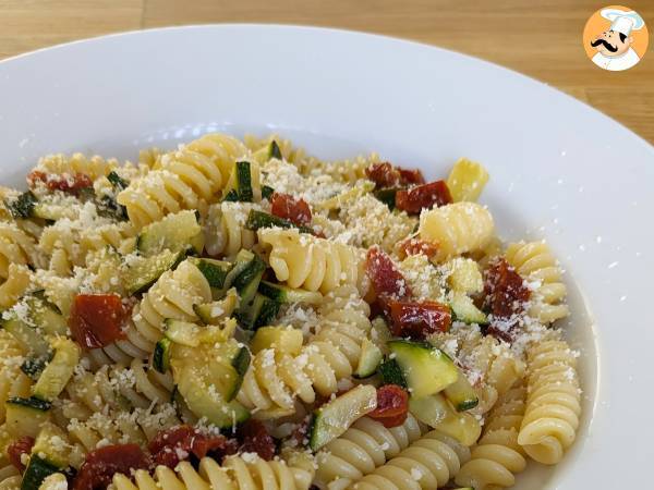 Pasta med zucchini och soltorkade tomater: en snabb och god förrätt!