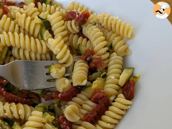 Pasta med zucchini och soltorkade tomater: en snabb och god förrätt! - foto 4