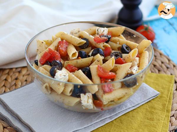 Pasta, tomat-, fetaost- och olivsallad