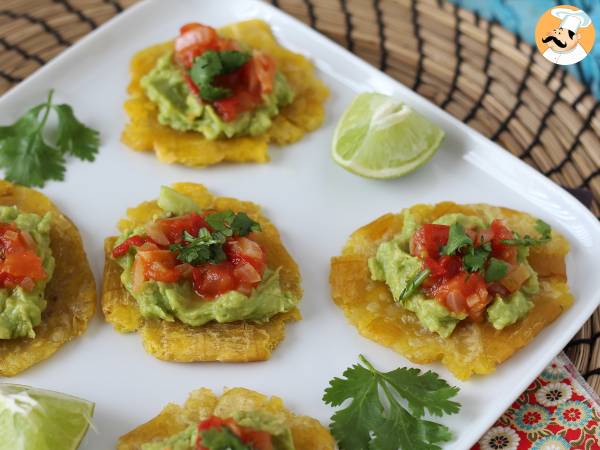 Patacones, colombiansk plantaintoast med guacamole och tomater