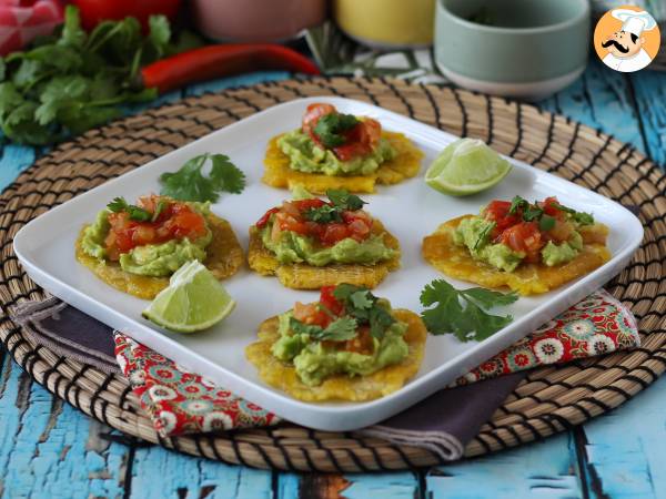 Patacones, colombiansk plantaintoast med guacamole och tomater - foto 2