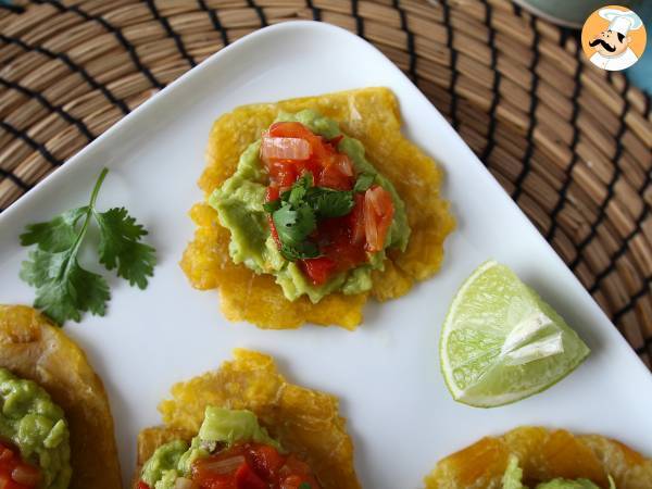 Patacones, colombiansk plantaintoast med guacamole och tomater - foto 3