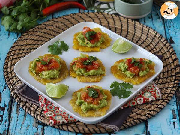 Patacones, colombiansk plantaintoast med guacamole och tomater - foto 4