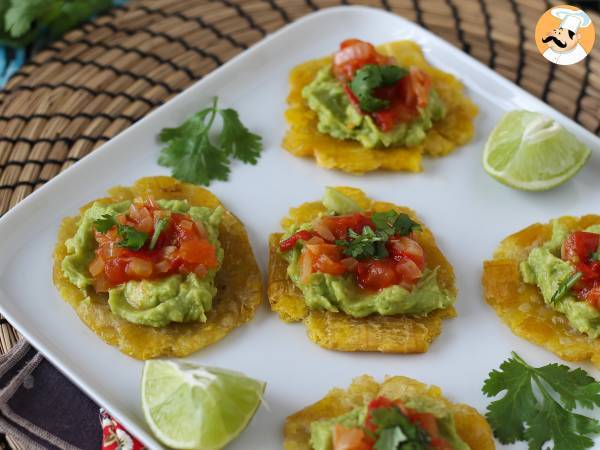 Patacones, colombiansk plantaintoast med guacamole och tomater - foto 5