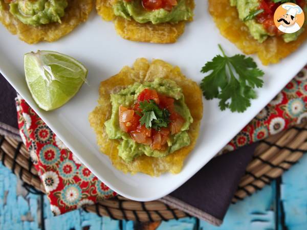 Patacones, colombiansk plantaintoast med guacamole och tomater - foto 6