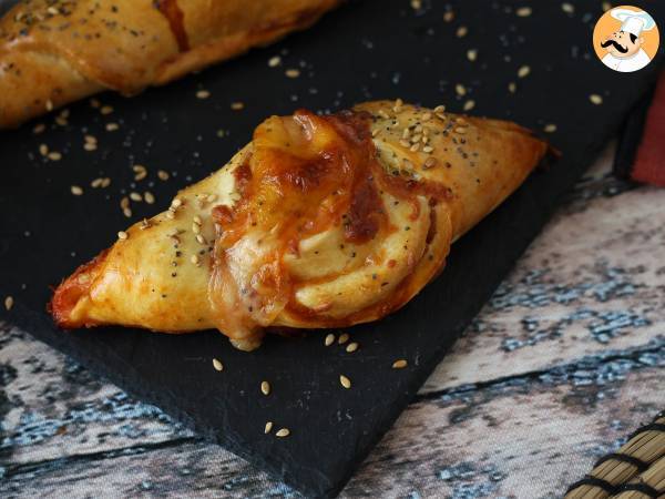 Pizzaliknande båtrullar fyllda med tomatsås, skinka och mozzarella