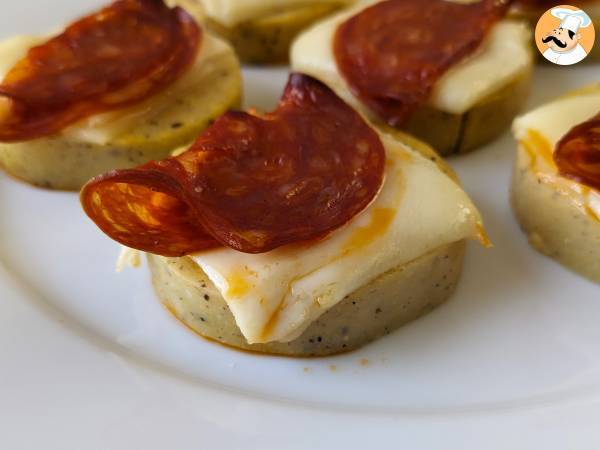 Polenta crostini med scamorzaost och pepperoni