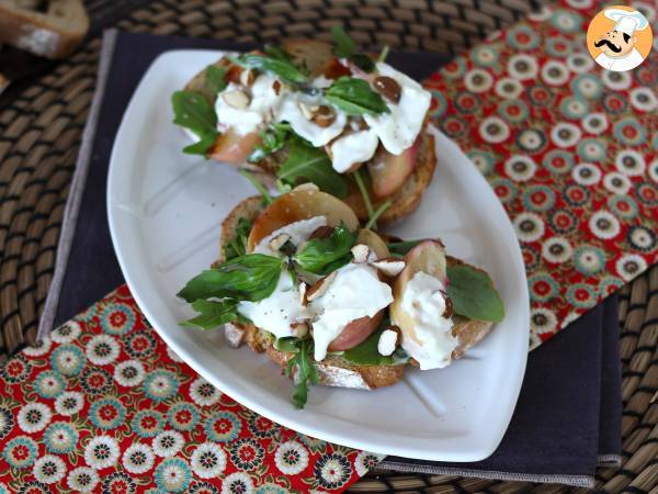 Rucola, rostade persikor och burrata på rostat bröd: en perfekt kombination av sött och salt!