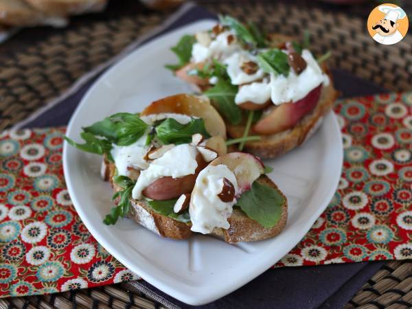 Rucola, rostade persikor och burrata på rostat bröd: en perfekt kombination av sött och salt! - foto 2