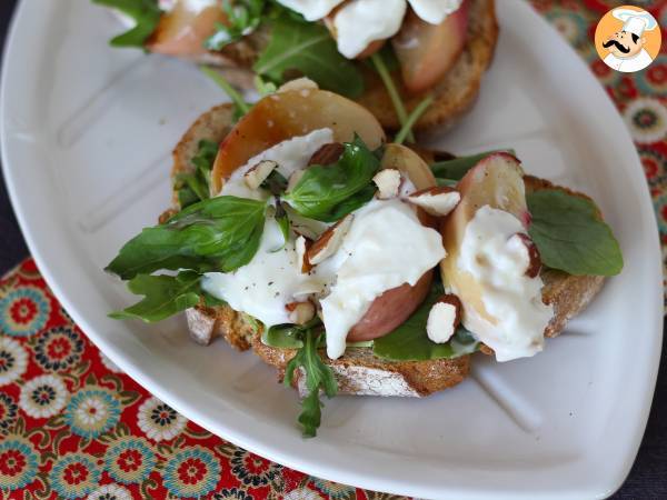 Rucola, rostade persikor och burrata på rostat bröd: en perfekt kombination av sött och salt! - foto 3