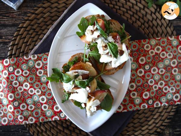 Rucola, rostade persikor och burrata på rostat bröd: en perfekt kombination av sött och salt! - foto 4