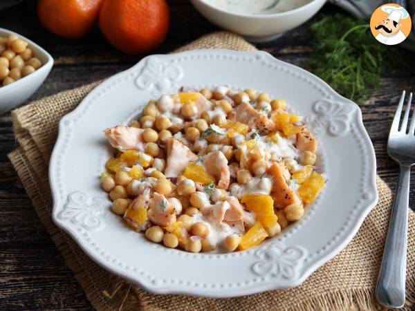 Sallad med lax, kikärtor och apelsin