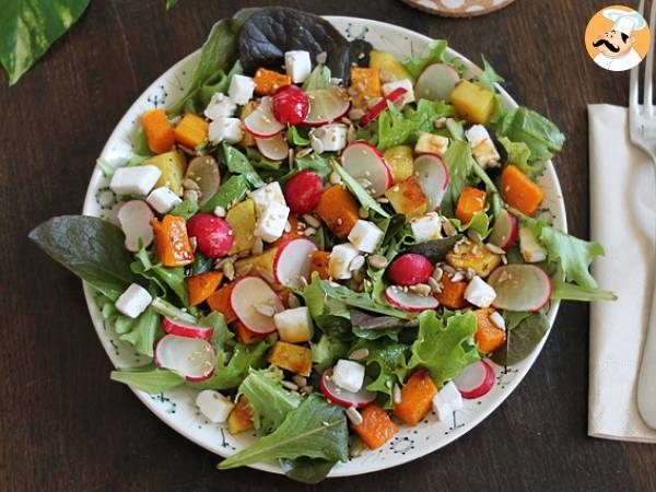 Sallad med smörknopp, potatis, rädisor och fetaost