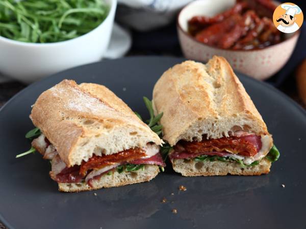 Sandwich med rökt ankbröst, soltorkade tomater, ruccola och balsamvinäger