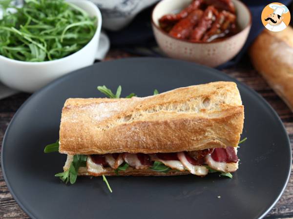 Sandwich med rökt ankbröst, soltorkade tomater, ruccola och balsamvinäger - foto 3