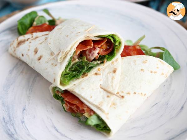 Sandwich wrap med chorizo, avokado och tomat