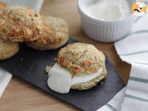 Scones med rökt lax och dill